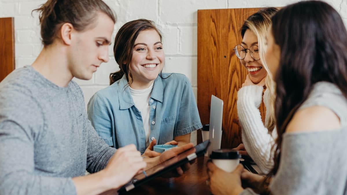 How to Build an Active, Profitable Facebook Group Around Your Business Niche - build engaged facebook group for business guide by Sadab